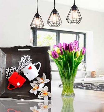 cocina con tazas de corazones