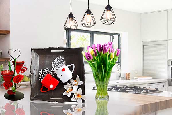 cocina con tazas de corazones